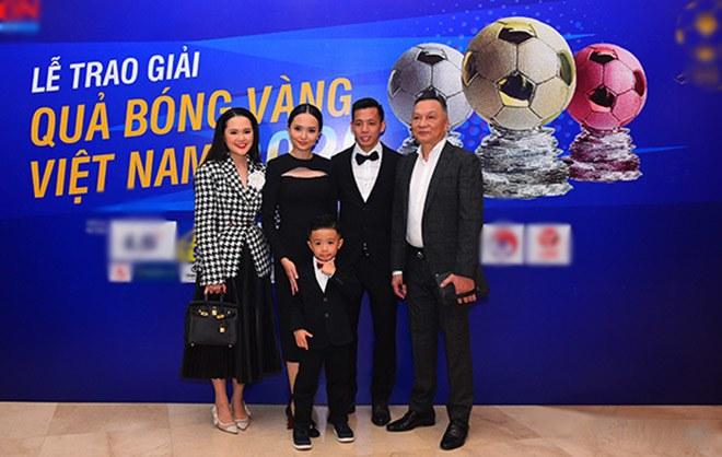 Bà xã Duy Mạnh khéo đánh lạc hướng khi lên đồ che dáng mập mạp sau sinh-3