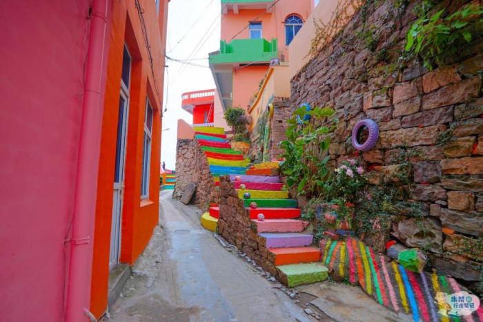 Làng chài lột xác thành ngôi làng 7 sắc cầu vồng hút khách du lịch-4