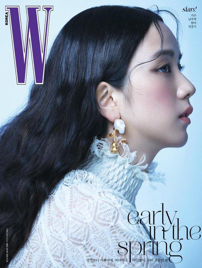 Jisoo trên bìa tạp chí W Korea tháng 2. Với trang bìa trên, cô là một trong số ít các idol đã lên đủ bìa 6 tờ tạp chí lớn của Hàn Quốc bao gồm: Vogue, Elle, Marie Claire, Harper’s Bazaar, Cosmopolitan và W Korea.