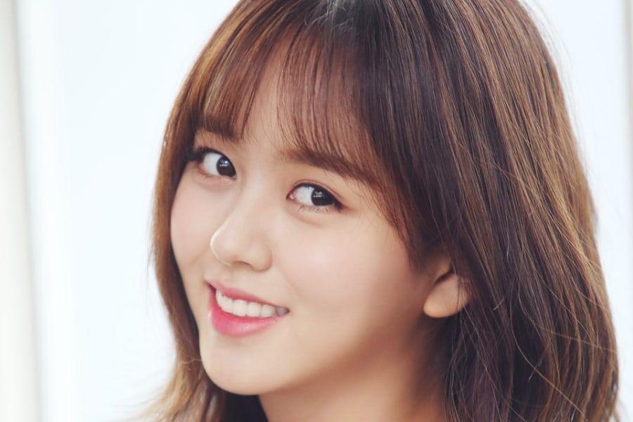 Kim So Hyun thông báo kết thúc hợp đồng với công ty quản lý E&T Story Entertainment. Hiện nữ diễn viên đang tìm công ty quản lý mới.