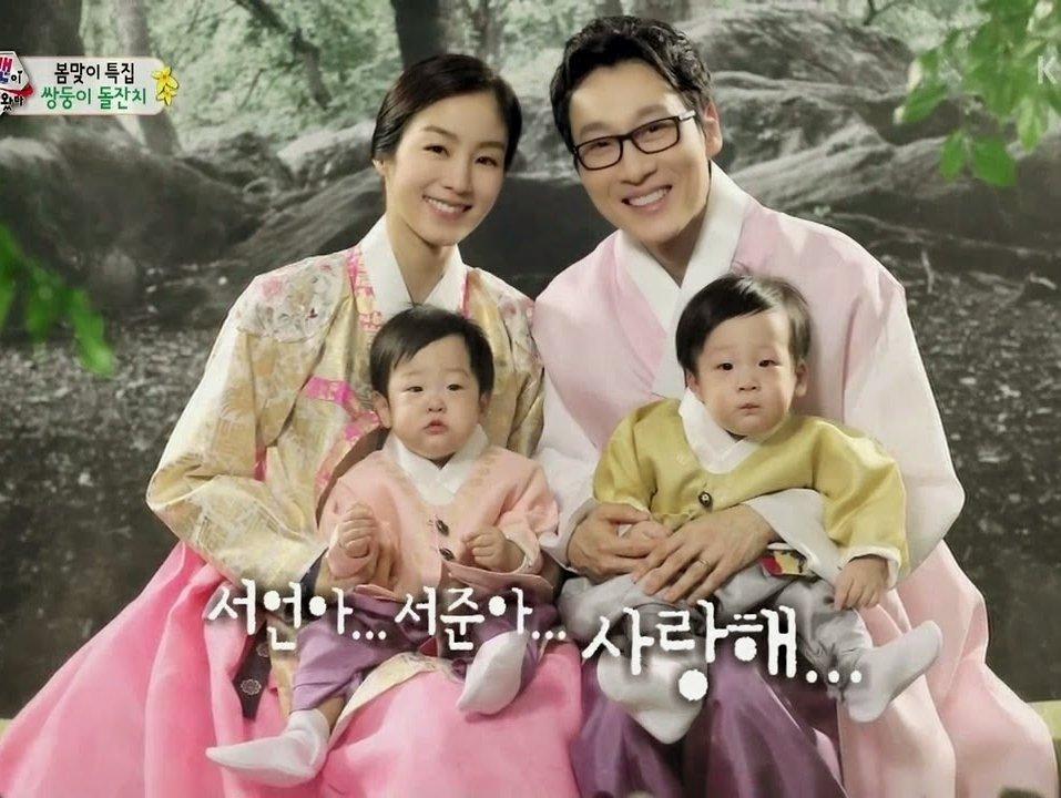 Moon Jung Won - vợ của MC Lee Hwi Jae bị tố cáo mua đồ chơi mà không trả tiền vào năm 2017. Công ty quản lý cho biết sẽ cố gắng liên hệ và giải quyết sự việc trên.