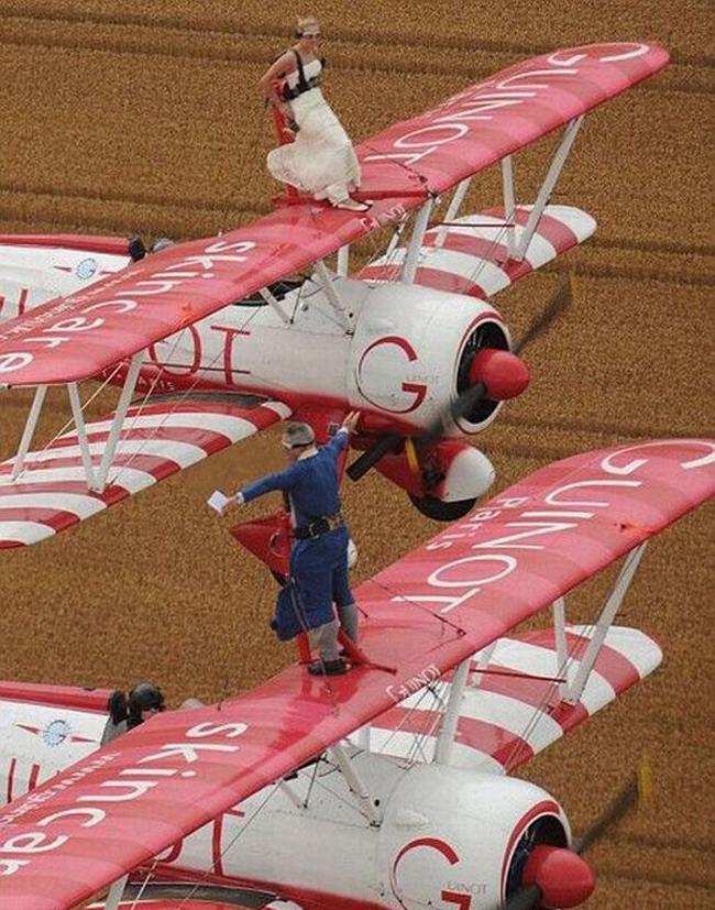 Làm đám cưới trong vườn bưởi trĩu quả, khách muốn ăn cỗ trong bình yên chắc phải đội mũ bảo hiểm-9