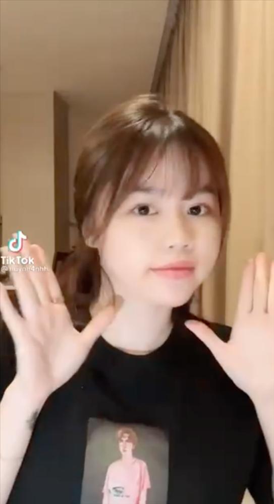 Hết sờ lên poster của R.Tee, bạn gái cũ Quang Hải lại chuyển sang mặc áo in hình nam rapper?-1