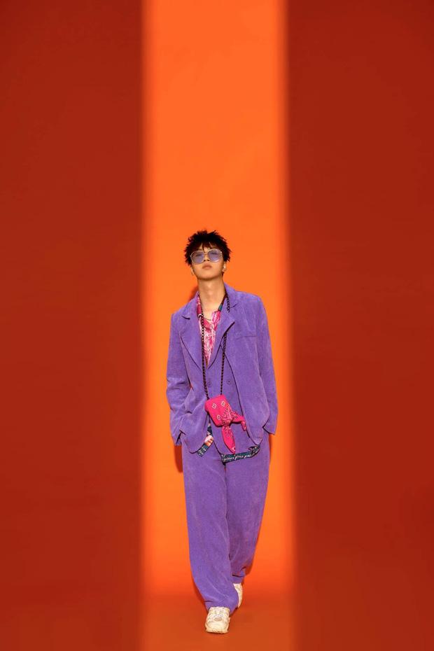 Hết sờ lên poster của R.Tee, bạn gái cũ Quang Hải lại chuyển sang mặc áo in hình nam rapper?-2