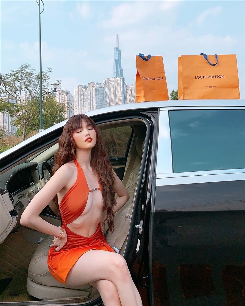 Ngọc Trinh diện đầm cut-out hiểm hóc không che nổi vòng 1-8