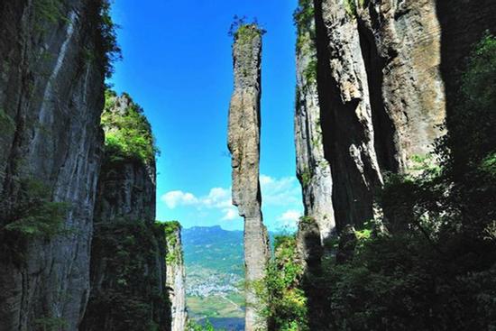 Cột đá cao 150m ở Trung Quốc