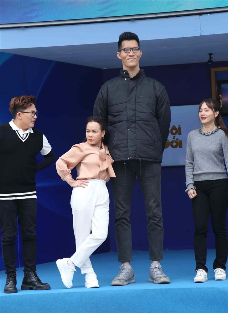 Việt Hương bé hạt tiêu khi đứng cạnh siêu nhân khổng lồ cao 2,20m-1