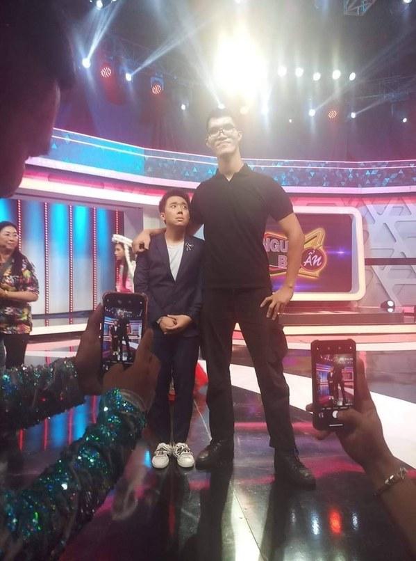 Việt Hương bé hạt tiêu khi đứng cạnh siêu nhân khổng lồ cao 2,20m-4