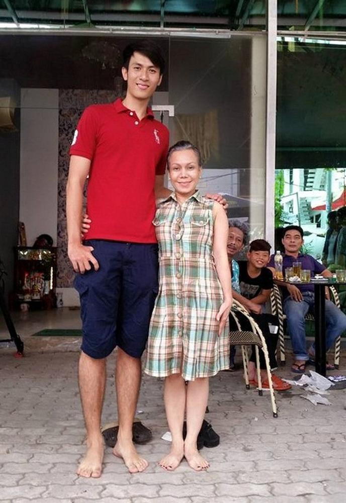 Những lần Việt Hương bị người khổng lồ dìm chiều cao thê thảm-5