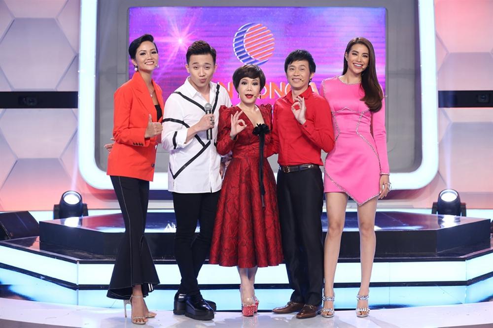 Những lần Việt Hương bị người khổng lồ dìm chiều cao thê thảm-11