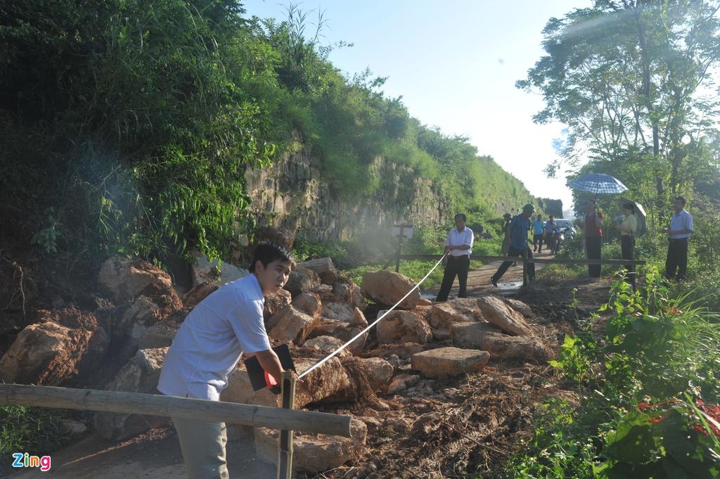 Điểm sạt lở có nhiều khối lượng đá lớn tràn xuống dưới, chắn ngang con đường bê tông cạnh chân thành.