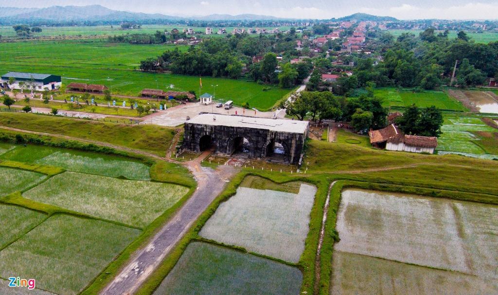 Thành nhà Hồ (còn gọi là thành Tây Đô) ở xã Vĩnh Long và Vĩnh Tiến (huyện Vĩnh Lộc, Thanh Hóa) được Hồ Quý Ly xây dựng vào năm 1397. Đây là một trong những công trình kiến trúc bằng đá độc đáo bậc nhất của Việt Nam và thế giới. Nơi đây từng được xem là kinh đô, trung tâm văn hóa, chính trị, xã hội của nước Đại Ngu dưới triều Hồ.