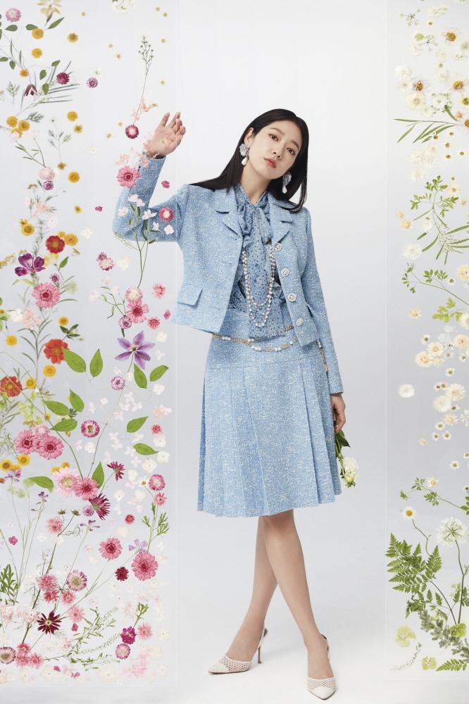 Style sao Hàn tuần qua: Lee Da Hee hack tuổi với tóc Hime chuẩn gái Nhật-8