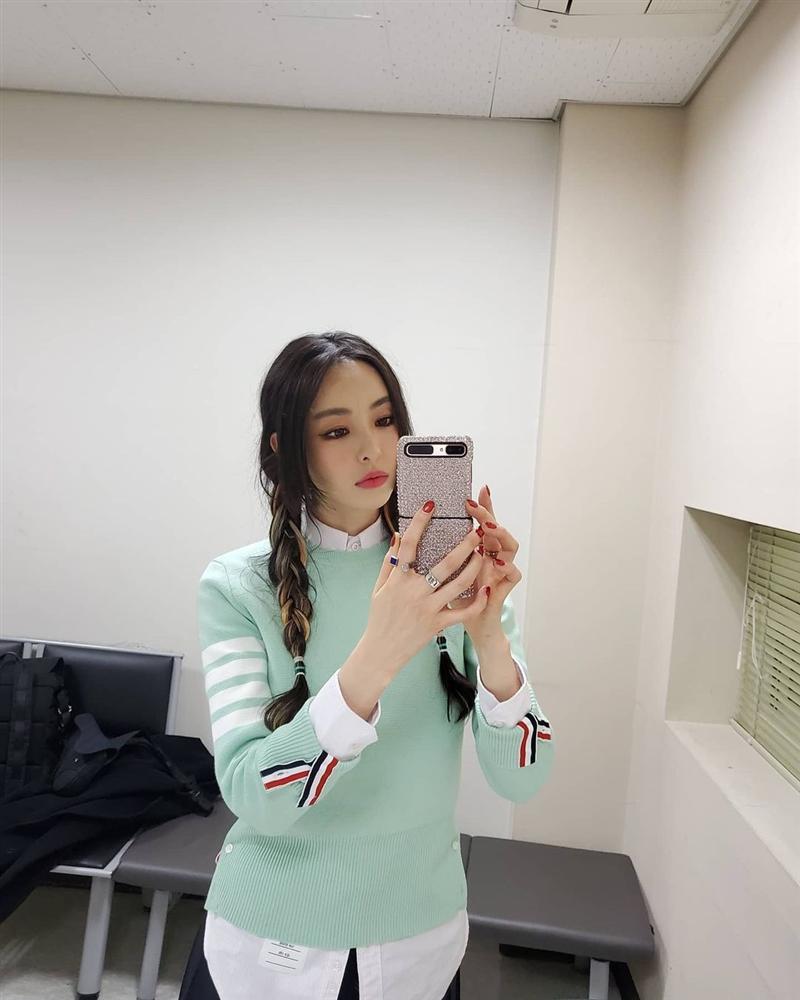 Style sao Hàn tuần qua: Lee Da Hee hack tuổi với tóc Hime chuẩn gái Nhật-1