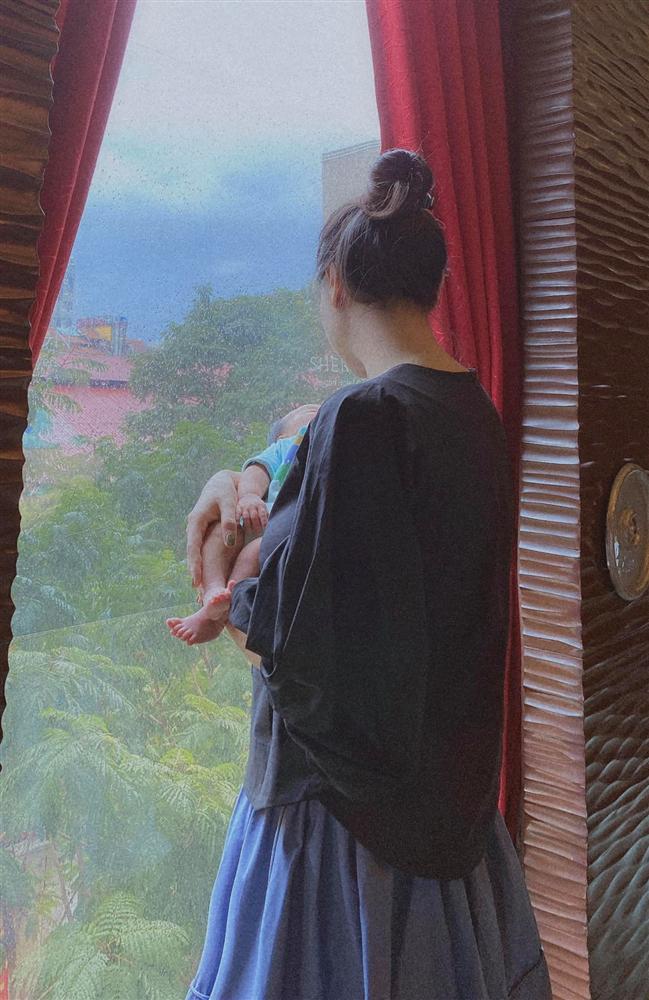 Đàm Thu Trang đã chịu khoe ảnh rõ mặt con gái-3