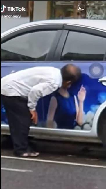 Bức xúc người đàn ông làm hành động nhạy cảm lên ảnh quảng cáo của Mỹ Tâm-2