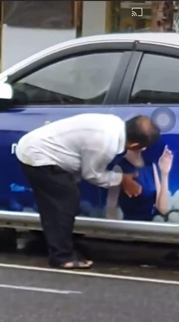 Bức xúc người đàn ông làm hành động nhạy cảm lên ảnh quảng cáo của Mỹ Tâm-1