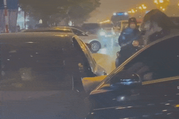 Chặn xe Mẹc đánh ghen ở Hà Nội: 'Nó cấm chồng tôi không được ngủ với vợ'