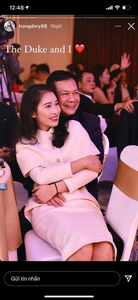 Shark Hưng khiến dân tình đỏ mặt trước khoảnh khắc tình tứ như thanh niên với vợ Á hậu-1