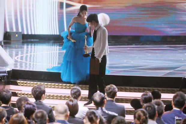 Vương Nhất Bác gây sốt với clip trượt ván, thái độ Triệu Lệ Dĩnh chiếm trọn spotlight-1