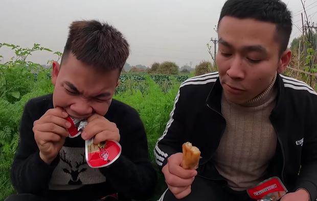 Con trai bà Tân Vlog bức xúc, cạch mặt 2 thanh niên thích ăn trực nhà mình-3