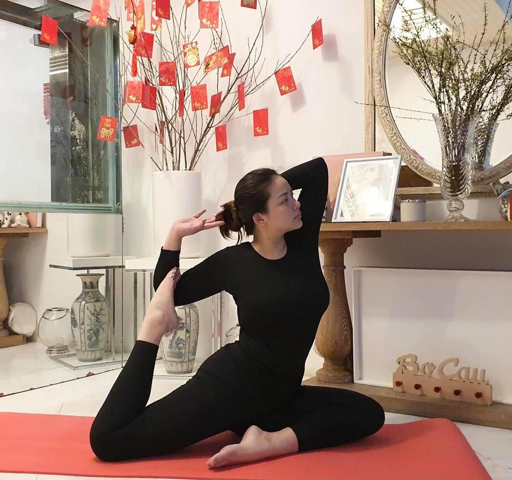 Hậu bị chê phát tướng, Phan Như Thảo khoe ép mỡ đón năm mới-1