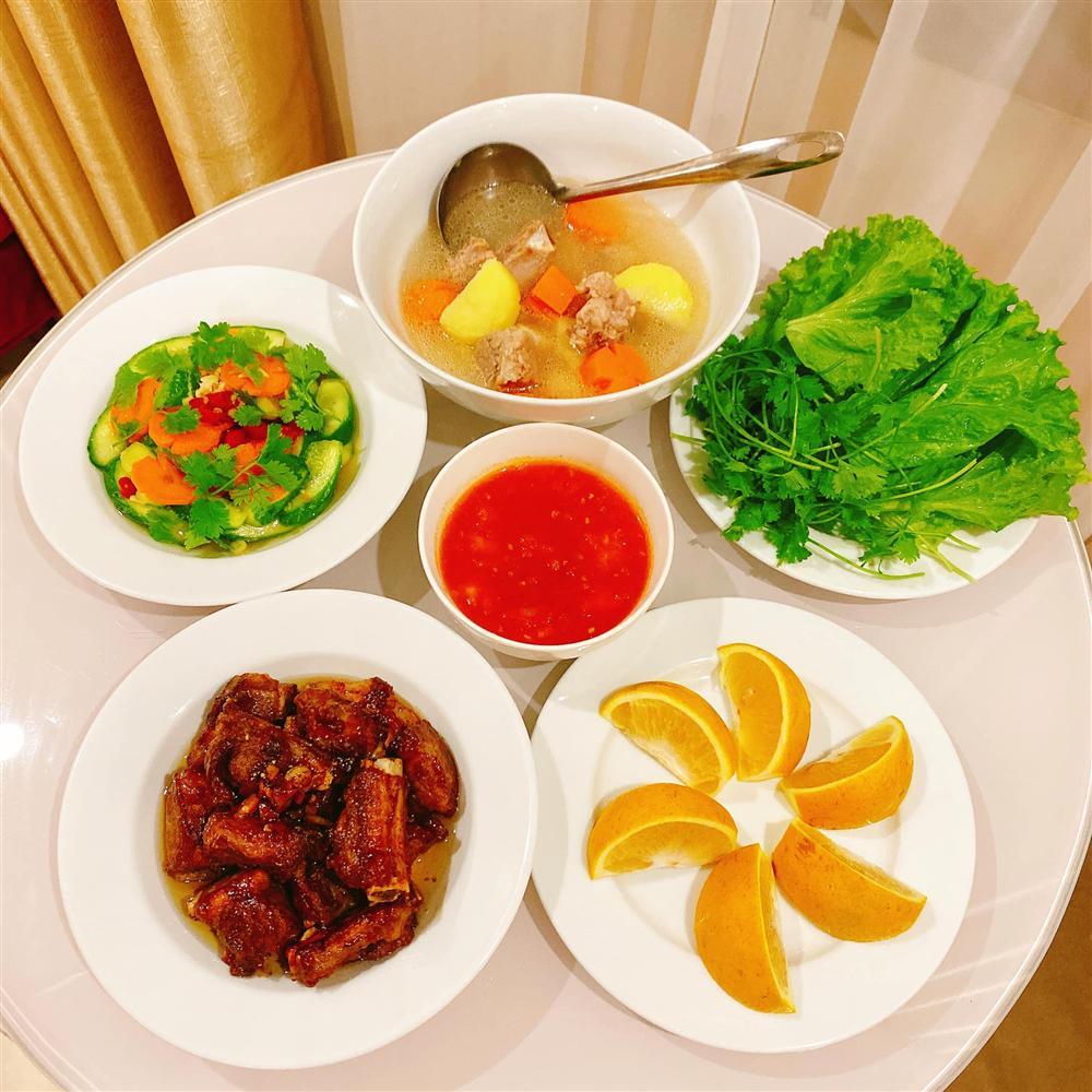 Gái xinh khoe mâm cơm tự nấu đầy đủ màu sắc, chị em thi nhau vào học hỏi kinh nghiệm-2