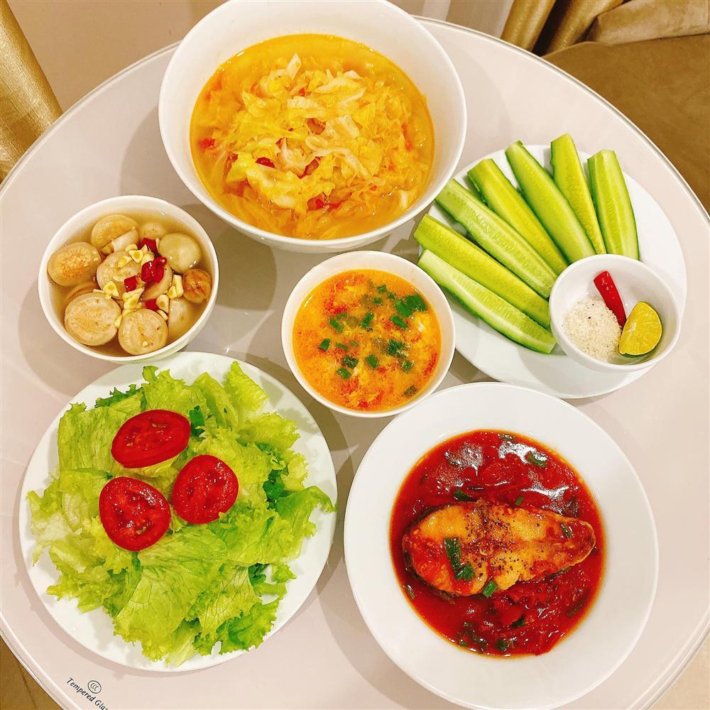 Gái xinh khoe mâm cơm tự nấu đầy đủ màu sắc, chị em thi nhau vào học hỏi kinh nghiệm-6