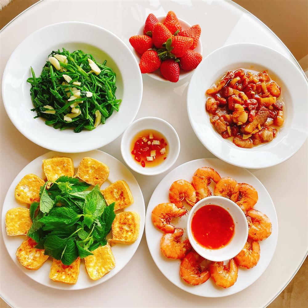 Gái xinh khoe mâm cơm tự nấu đầy đủ màu sắc, chị em thi nhau vào học hỏi kinh nghiệm-7