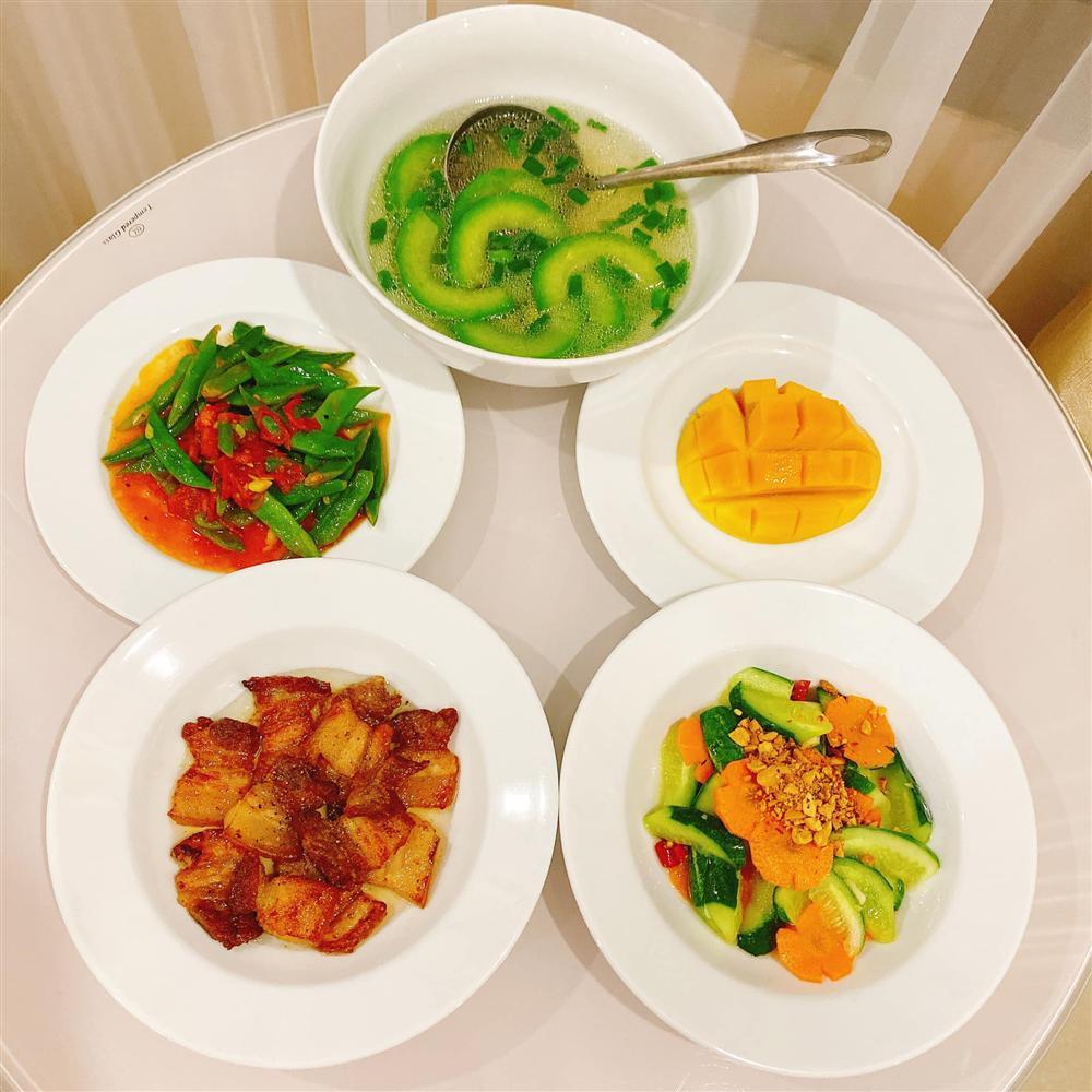 Gái xinh khoe mâm cơm tự nấu đầy đủ màu sắc, chị em thi nhau vào học hỏi kinh nghiệm-12