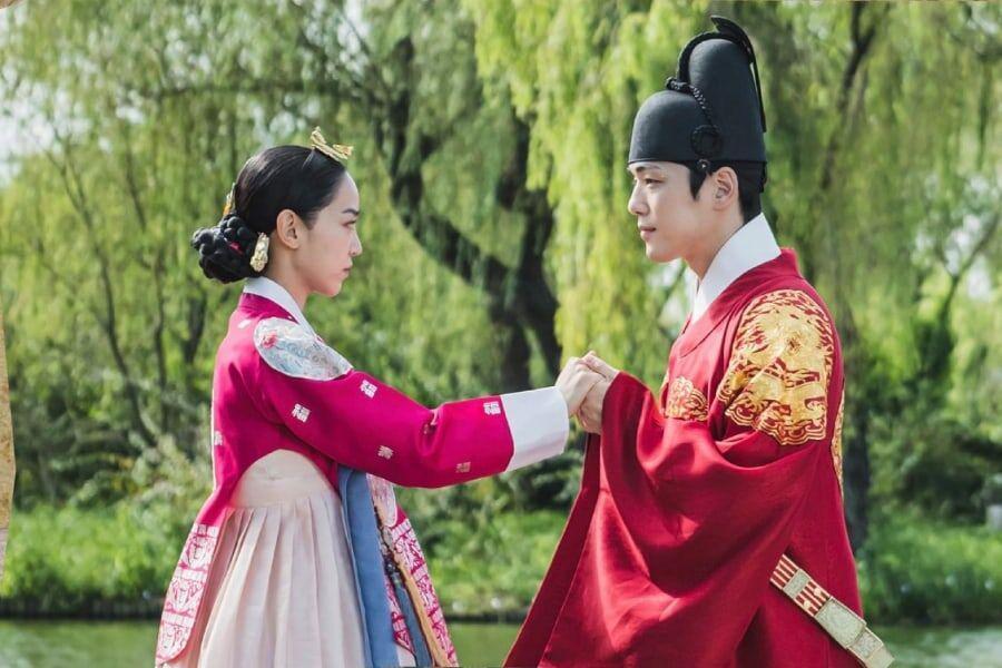 Theo Nielsen Korea, tập mới nhất của “Mr. Queen” đạt rating trung bình trên toàn quốc là 12,5% và mức cao nhất là 14,5%, dẫn đầu khung giờ phát sóng.