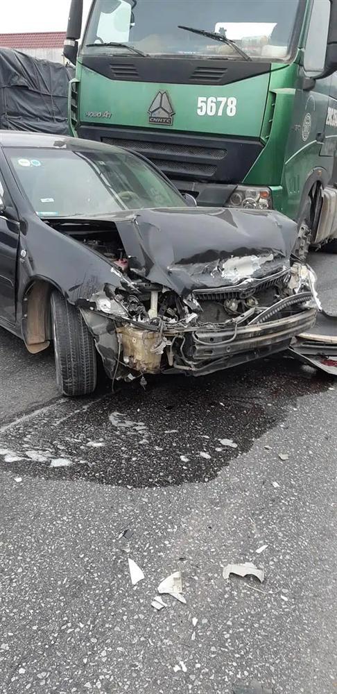 Kinh hoàng xe ô tô 4 chỗ tan nát nằm trước xe đầu kéo, camera bóc rõ nguyên nhân-1