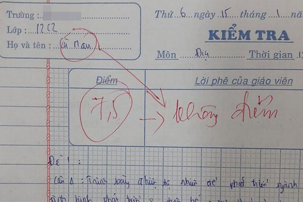 Lên bảng làm bài nam sinh cởi giày hiệu, bóc giá xong mà choáng-2