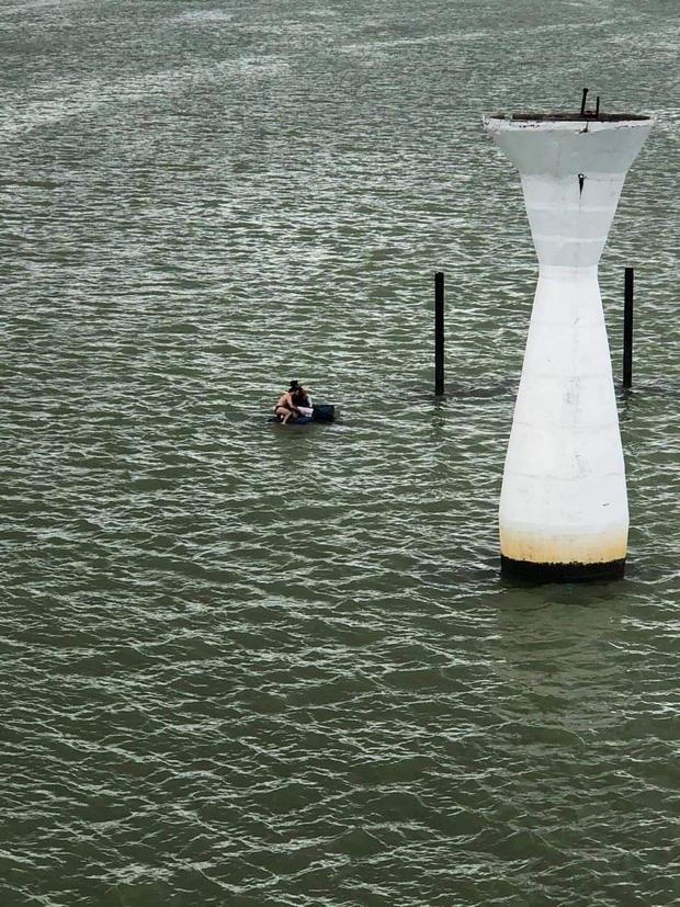 Clip: Du khách nước ngoài lao xuống sông Hàn cứu người nhảy cầu tự tử, người dân hò reo cảm ơn-1