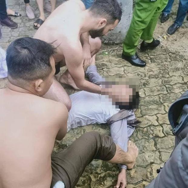 Clip: Du khách nước ngoài lao xuống sông Hàn cứu người nhảy cầu tự tử, người dân hò reo cảm ơn-2