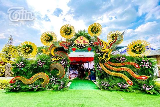 Cổng cưới long phụng sum vầy 'siêu to khổng lồ' của cặp đôi miền Tây gây sốt mạng xã hội