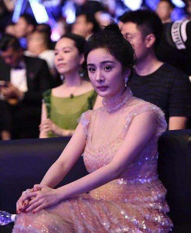 Dương Mịch lộ vòng 1 khủng không tưởng qua loạt ảnh team qua đường-2