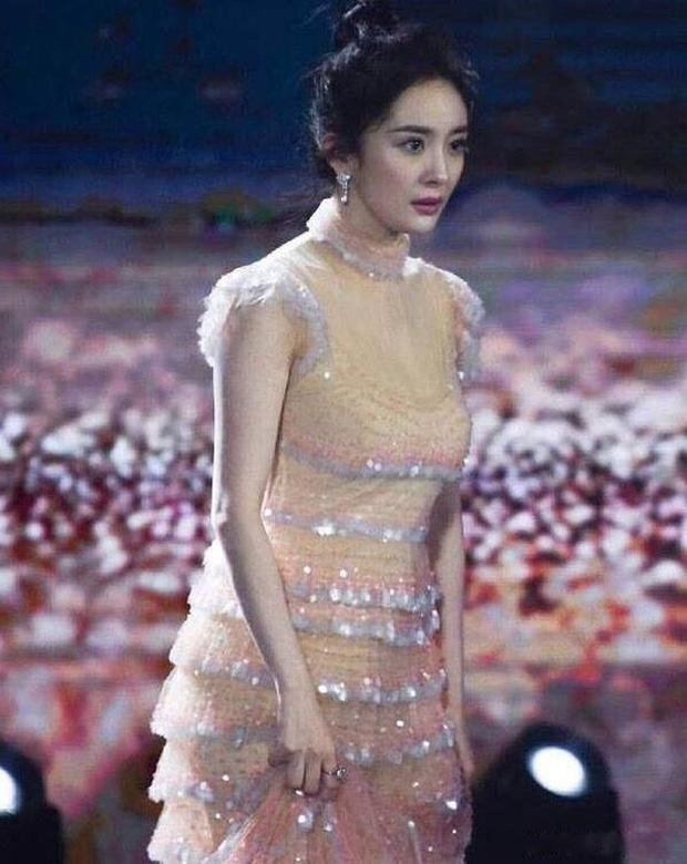 Dương Mịch lộ vòng 1 khủng không tưởng qua loạt ảnh team qua đường-3