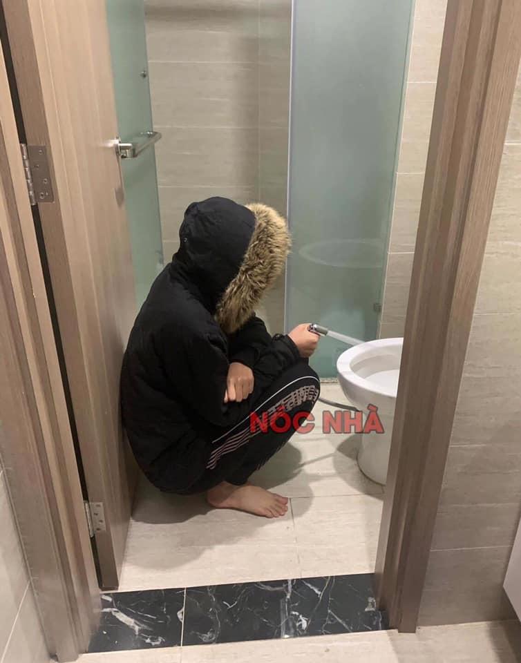 Đi vệ sinh quên xả nước, chồng chịu hình phạt quái đản, 500 anh em hùa nhau kể khổ-1