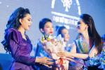 Hương Giang tặng hoa Lâm Khánh Chi: Công chúa và hoa hậu thôi 'tương tàn'