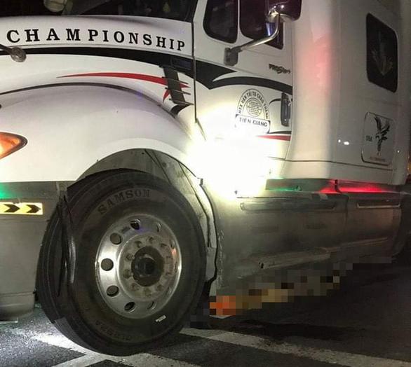 Thi thể nạn nhân bị xe container kéo đi gần 60 km sau tai nạn-1