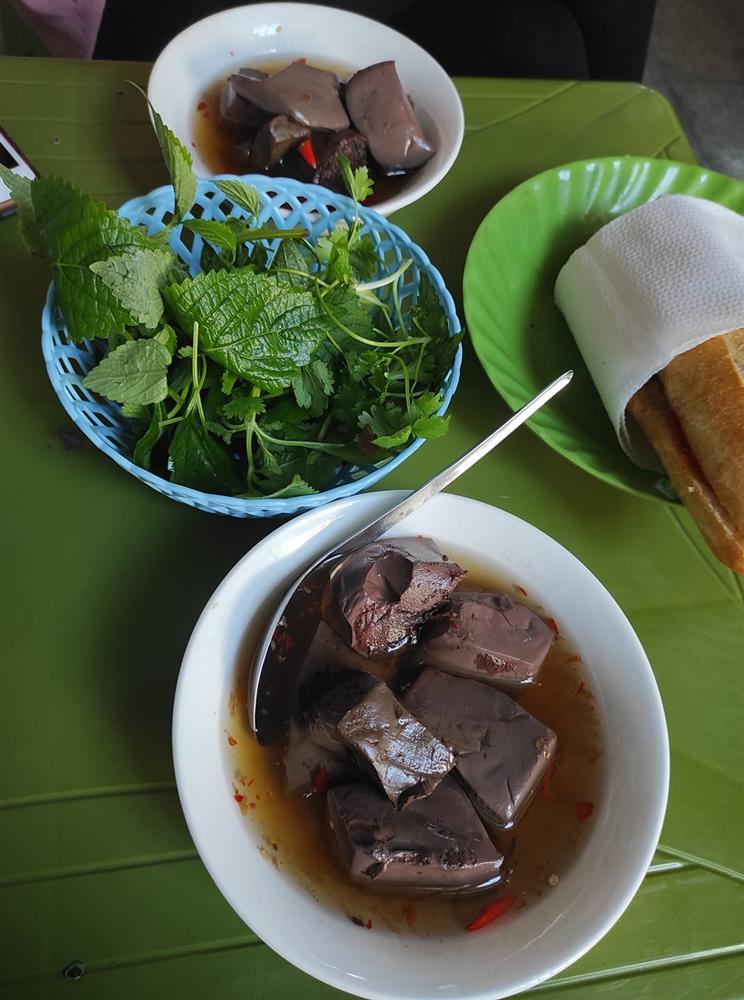 Xì xụp bát tiết nóng hổi thổi bay cái lạnh Hà Nội tại 4 quán không tên nhưng ‘có võ’-3