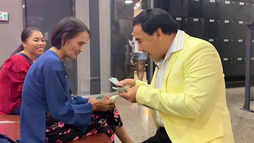 MC Quyền Linh gây xúc động khi vay tiền mặt tặng người nghèo-3