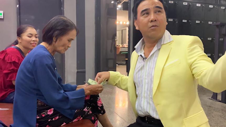 MC Quyền Linh gây xúc động khi vay tiền mặt tặng người nghèo-4