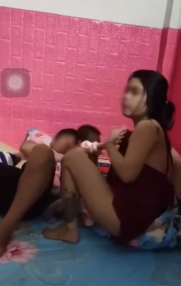 Clip: Chồng đi với bồ mang cả con theo, vợ đến bế con về bị đánh sấp mặt-1