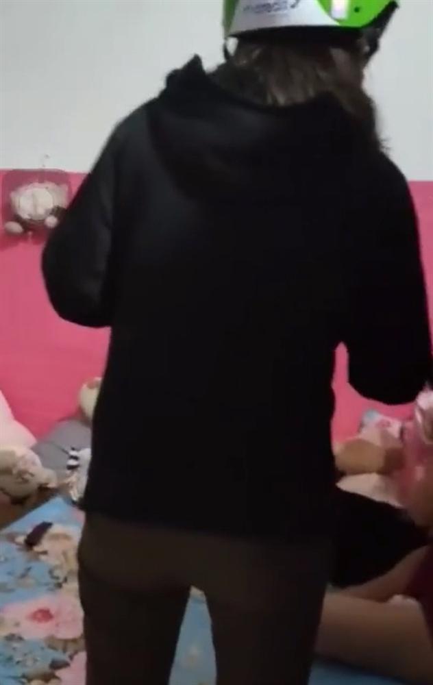 Clip: Chồng đi với bồ mang cả con theo, vợ đến bế con về bị đánh sấp mặt-3