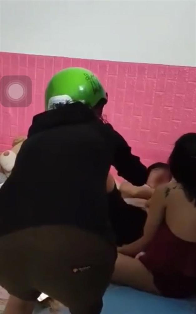 Clip: Chồng đi với bồ mang cả con theo, vợ đến bế con về bị đánh sấp mặt-4