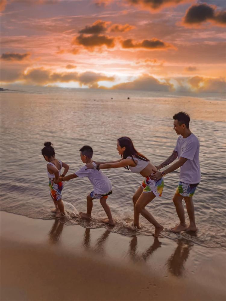 Vợ chồng Minh Nhựa gây tranh cãi để con diễn cảnh nóng giống bố mẹ-5