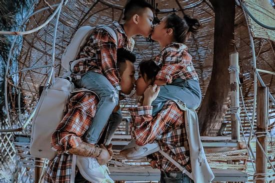 Vợ chồng Minh Nhựa gây tranh cãi để con diễn 'cảnh nóng' giống bố mẹ