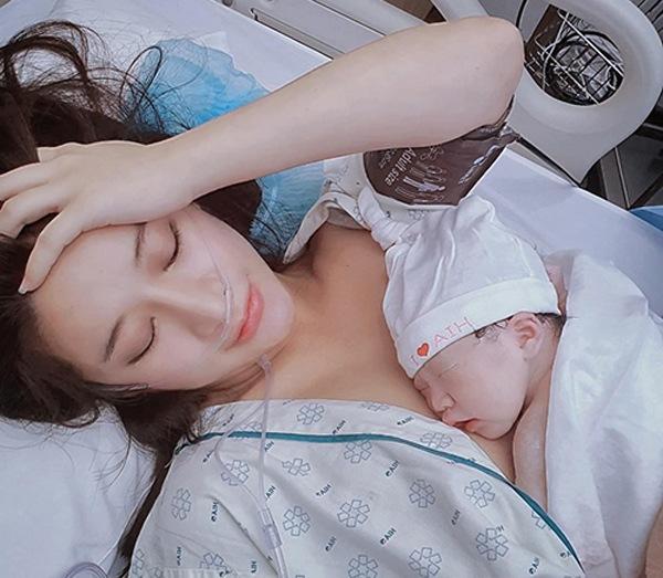 Hot girl kể chuyện sinh đẻ: Quỳnh Anh bị tố giả trân, vợ Mạc Văn Khoa vỡ ối sớm-1